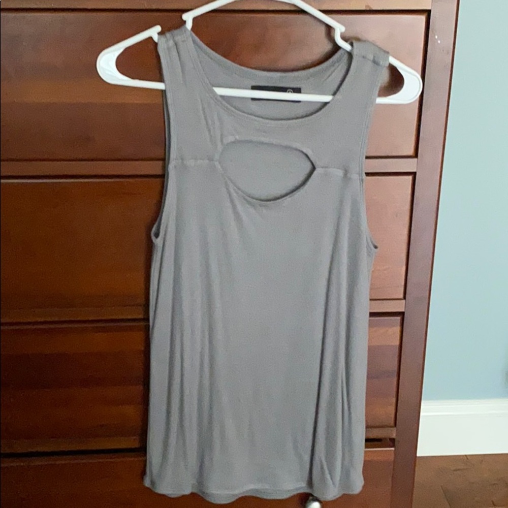 Sleeveless key hole top